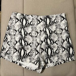 She + sky snake print shorts 🍀